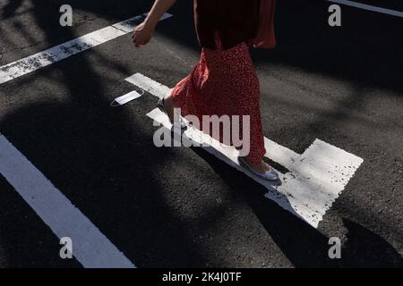 Tokyo, Japan. 02nd Oct, 2022. A woman walks over to a stop sign in Shimokitazawa. On the last hot day of autumn (28 degrees Celsius), crowds of people visited the high street of Shimokitazawa (Tokyo), a popular place for trendy dishes and second hand fashion. Credit: SOPA Images Limited/Ģ����ý Live News Stock Photo