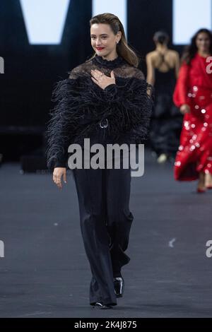 Katherine Langford walks the runway during the L'Oreal Womenswear  Spring/Summer 2023 show as part of Paris Fashion Week in Paris, France on  October 02, 2022. Photo by Aurore Marechal/ABACAPRESS.COM Stock Photo 