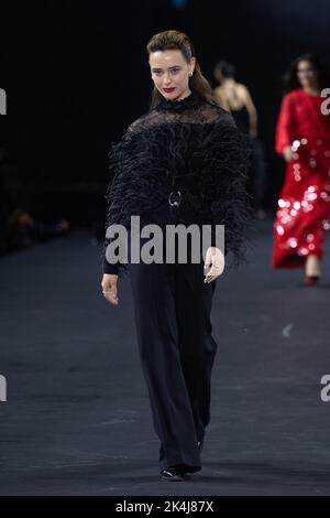 Katherine Langford walks the runway during the L'Oreal Womenswear  Spring/Summer 2023 show as part of Paris Fashion Week in Paris, France on  October 02, 2022. Photo by Aurore Marechal/ABACAPRESS.COM Stock Photo 