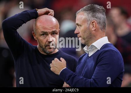 AMSTERDAM, NETHERLANDS - OCTOBER 1: head coach Alfred Schreuder of Ajax and head coach Rene Hake of Go Ahead Eagles prior to the Dutch Eredivisie match between AFC Ajax and Go Ahead Eagles at the Johan Cruijff Arena on October 1, 2022 in Amsterdam, Netherlands (Photo by Henny Meyerink/BSR Agency) Stock Photo