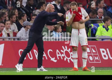 AMSTERDAM, NETHERLANDS - OCTOBER 1: head coach Alfred Schreuder of Ajax and Daley Blind of Ajax prior to the Dutch Eredivisie match between AFC Ajax and Go Ahead Eagles at the Johan Cruijff Arena on October 1, 2022 in Amsterdam, Netherlands (Photo by Henny Meyerink/BSR Agency) Stock Photo