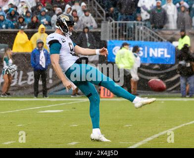 Philadelphia, Pennsylvania, USA. 3rd Oct, 2021. Philadelphia Eagles  quarterback Gardner Minshew II (10) throws the ball around during the NFL  game between the Kansas City Chiefs and the Philadelphia Eagles at Lincoln