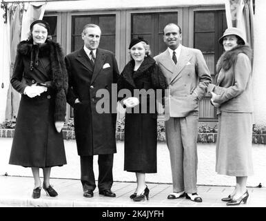 MARY PICKFORD and DOUGLAS FAIRBANKS Sr. with visiting Picture Show British film magazine journalist KATHLYN HAYDEN and Lord ARTHUR LEE, 1st Viscount Lee of Fareham and his American wife Lady RUTH LEE in Hollywood circa 1933 Stock Photo