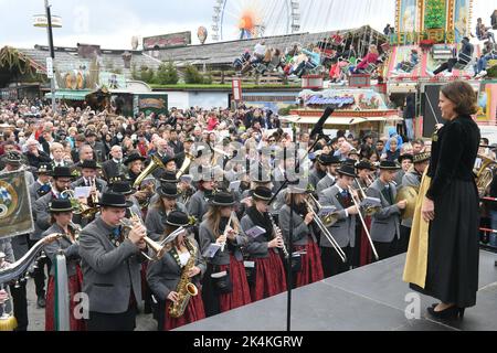 Munich, Germany. 03rd Oct, 2022. Verena Dietl, Munich's 3rd mayor (r) conducts at the traditional firecracker shooting below the Bavaria. The Oktoberfest ends this Monday. Credit: Felix Hörhager/dpa/Alamy Live News Stock Photo