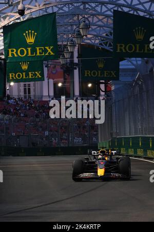 Singapore, Singapore. 02nd Oct, 2022. SINGAPORE, Singapore street circuit, 02. OCTOBER 2022: #1, Max VERSTAPPEN, NDL, Oracle Red Bull Racing RB18 Honda, during the GP Formula 1 in SINGAPORE 2022 at the street circuit of Singapore, Formula 1 Grand Prix in Singapore, - fee liable image - Photo Credit: © KHOO Paul/ATPimages (KHOO Paul/ATP/SPP) Credit: SPP Sport Press Photo. /Alamy Live News Stock Photo