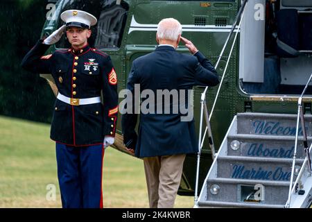 Washington, DC, USA. 03rd Oct, 2022. US President Joe Biden boards Marine One on the South Lawn of the White House in Washington, DC, USA. 03rd Oct, 2022. President Biden and the First Lady are traveling to Puerto Rico to receive a briefing, meet with families and community leaders and participate in a service project following the island wide damage from hurricane Fiona Credit: Abaca Press/Alamy Live News Stock Photo