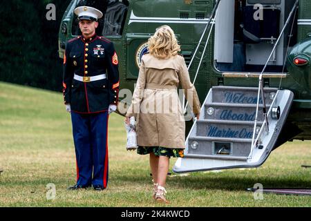 Washington, DC, USA. 03rd Oct, 2022. First Lady Jill Biden walks to board Marine One on the South Lawn of the White House in Washington, DC, USA. 03rd Oct, 2022. President Biden and the First Lady are traveling to Puerto Rico to receive a briefing, meet with families and community leaders and participate in a service project following the island wide damage from hurricane Fiona Credit: Abaca Press/Alamy Live News Stock Photo