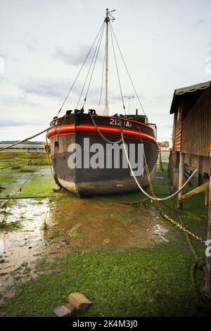 Houseboat barge moored at Pin Mill in Suffolk at low tide Stock Photo