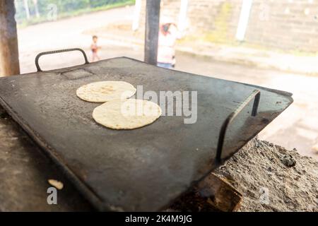 https://l450v.alamy.com/450v/2k4m9jg/corn-tortillas-on-a-metal-griddle-latin-american-cuisine-2k4m9jg.jpg