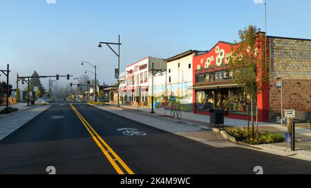 Carnation, WA, USA - October 02, 2022; View south along redeveloped Tolt Avenue in Carnation with shops Stock Photo