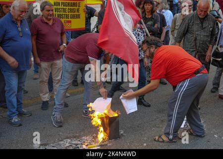 Rome 04/10/2022,  , USB mobilization against the high cost of living and the increase in gas and electricity bills. In the photo, the demonstrators burn the bills under the headquarters of Cassa Depositi e Prestiti Stock Photo