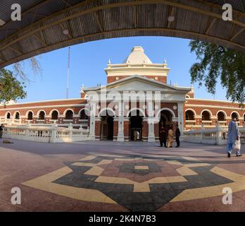 BAHAWALPUR, PAKISTAN-FEBRUARY 24, 2020; Facade view of Bahawalpur Railway Station Stock Photo