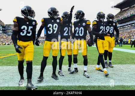 Pittsburgh, Pennsylvania, USA. 2nd Oct, 2022. October 2nd, 2022 Pittsburgh Steelers cornerback Arthur Maulet (35), Pittsburgh Steelers safety Minkah Fitzpatrick (39), Pittsburgh Steelers safety Tre Norwood (21), Pittsburgh Steelers cornerback Cameron Sutton (20), and Pittsburgh Steelers defensive end DeMarvin Leal (98) celebrate during Pittsburgh Steelers vs New York Jets in Pittsburgh, PA at Acrisure Stadium. Jake Mysliwczyk/BMR (Credit Image: © Jake Mysliwczyk/BMR via ZUMA Press Wire) Stock Photo