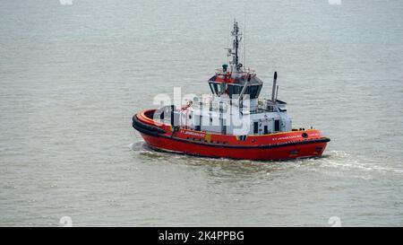 Tugboat sailing in the sea. Tugboat making maneuvers at Tanjung Perak port area on August 2022 Stock Photo