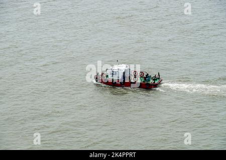 Tugboat sailing in the sea. Tugboat making maneuvers at Tanjung Perak port area on August 2022 Stock Photo