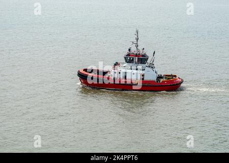 Tugboat sailing in the sea. Tugboat making maneuvers at Tanjung Perak port area on August 2022 Stock Photo