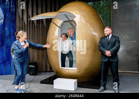 London, UK. 03rd Oct, 2022. Mel Giedroyc (L) reveals John Bishop (C), and Ian McKellen (R2) as they pop their heads out of the giant golden egg. Sir Ian McKellen, John Bishop, and Mel Giedroyc Launched the UK and Ireland tour of Mother Goose outside The Londoner Hotel in London. Mel Giedroyc hosted the event to announce the cast for the show. To mark the occasion Ian McKellen and John Bishop hid in a big golden egg placed outside and Mel opened the hatch on the egg to reveal the pair that have been cast. Credit: SOPA Images Limited/Alamy Live News Stock Photo