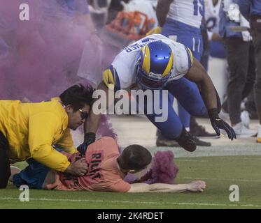 Los Angeles Rams linebacker Bobby Wagner (45) makes a tackle agains  tBuffalo Bills running back Devin Singletary (26) during a NFL game,  Thursday, Sep Stock Photo - Alamy