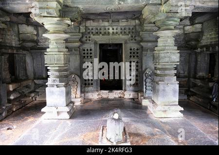 Inner view of the Mahadeva Temple, (Tambdi Surla)  a 12th-century Shaivite temple built in the Kadamba style from basalt. Near Bhagwan Mahaveer Wildli Stock Photo