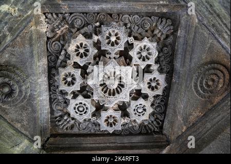 Carved ceiling of the Mahadeva Temple, (Tambdi Surla) a 12th-century Shaivite temple built in the Kadamba style from basalt. Near Bhagwan Mahaveer Wil Stock Photo