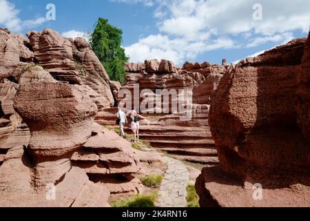 Chongqing, China's Chongqing Municipality. 3rd Oct, 2022. Tourists visit a red stone forest geopark in Youyang Tujia and Miao Autonomous County, southwest China's Chongqing Municipality, Oct. 3, 2022. The Youyang red stone forest geopark, which has the karst landform, opened to the public during the National Day holiday. Credit: Liu Chan/Xinhua/Alamy Live News Stock Photo