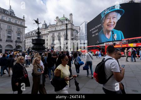 With advertising suspended, visitors and tourists at Piccadilly Circus ...