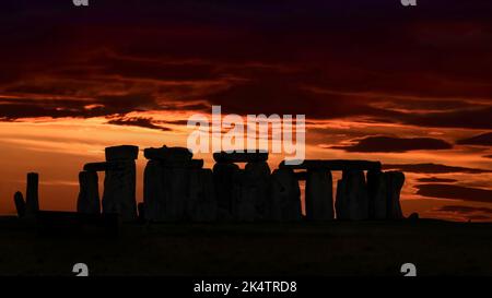 A beautiful orange sunset sky over the Stonehenge monument Stock Photo