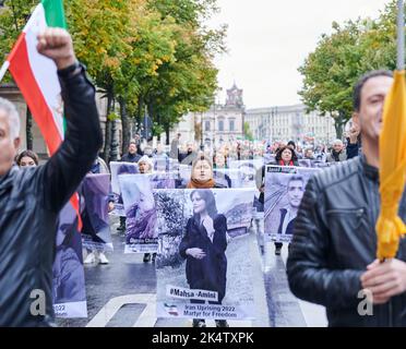 Berlin, Germany. 01st Oct, 2022. Demonstrators carry pictures of slain women, including Mahsa Amini, as they demonstrate. Credit: Annette Riedl/dpa/Alamy Live News Stock Photo