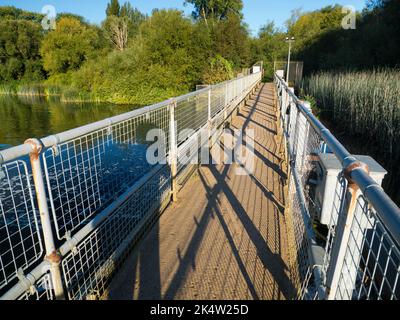 Abingdon-on-Thames claims to be the oldest town in England. And the River Thames runs through its heart. Here we see the footbridge over Abingdon Weir Stock Photo
