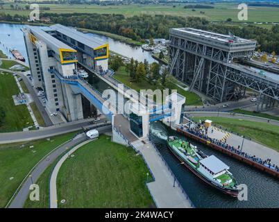 Brandenburg, Niederfinow: 04 October 2022,  The icebreaker 'Frankfurt' comes out of the new ship lift (aerial view with a drone). On the same day, the new ship lift was ceremoniously opened. The dimensions of the new ship lift are enormous. The trough, in which the ships can travel up or down the approximately 36 meters in the elevator, weighs 9800 tons. The Federal Waterways and Shipping Administration has invested around 520 million euros in the new lift. The new facility will then be available for general shipping traffic from 05.10.2022. The old ship lift dates back to 1934 and is still in Stock Photo