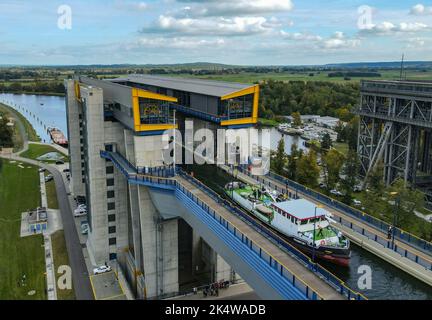 Brandenburg, Niederfinow: 04 October 2022,  The icebreaker 'Frankfurt' comes out of the new ship lift (aerial view with a drone). On the same day, the new ship lift was ceremoniously opened. The dimensions of the new ship lift are enormous. The trough, in which the ships can travel up or down the approximately 36 meters in the elevator, weighs 9800 tons. The Federal Waterways and Shipping Administration has invested around 520 million euros in the new lift. The new facility will then be available for general shipping traffic from 05.10.2022. The old ship lift dates back to 1934 and is still in Stock Photo