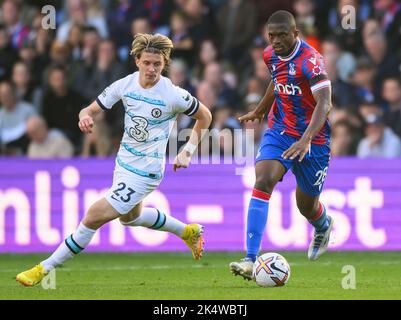 01 Oct 2022 - Crystal Palace v Chelsea - Premier League - Selhurst Park  Chelsea's Conor Gallagher and Crystal Palace's Cheick Doucoure during the Premier League match at Selhurst Park. Picture : Mark Pain / Alamy Live News