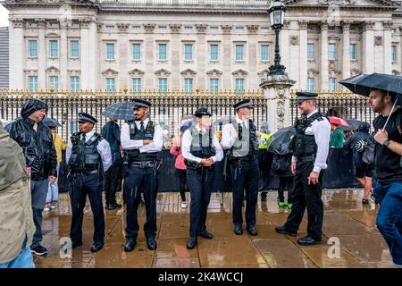 Police officers stand outside the London Clinic at Devonshire Place in ...