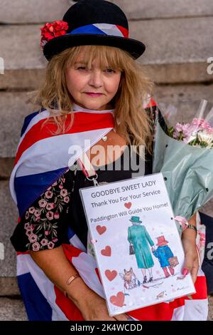 The Day After Queen Elizabeth II Passes Away British People Arrive Outside Buckingham Palace To Pay Their Respects, London, UK. Stock Photo