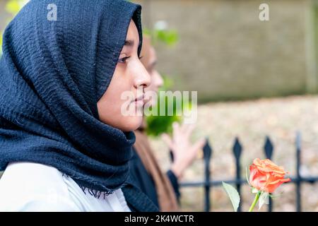 British People Arrive Outside Buckingham With Floral Tributes After Queen Elizabeth II Passes Away, London, UK. Stock Photo