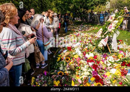 British People Looking At The Floral Tributes For Queen Elizabeth II In The Floral Tribute Garden In Green Park, London, UK Stock Photo