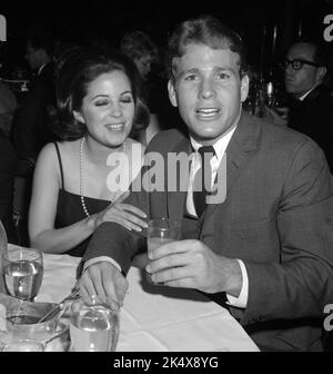 Ryan Oneal And Leigh Taylor Young Circa 1960s Credit Ralph Dominguezmediapunch 2k4x8yg 