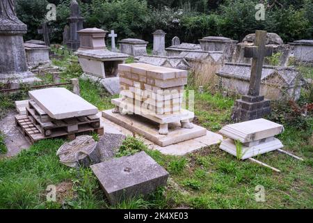 A 19th-century table tomb undergoing repair and restoration in Southampton Old Cemetery, Hampshire, England, UK Stock Photo