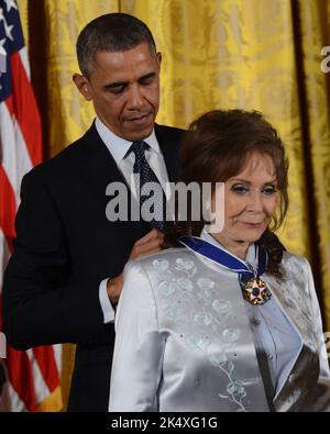 Dc, USA. 20th Nov, 2013. 11/20/13 The White House Washington DC.President Barack Obama awards the 2013 Presidential Medal of Freedom to award winning country singer and songwriter Loretta Lynn.photo: Christy Bowe ImageCatcher News (Credit Image: © Christy Bowe/ZUMA Press Wire) Stock Photo