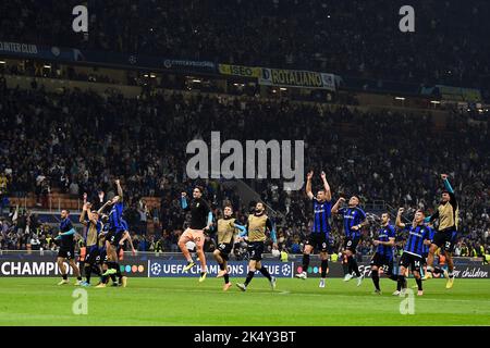 Milan, Italy. 04 October 2022. Players of FC Internazionale celebrate the victory at the end of the UEFA Champions League football match between FC Internazionale and FC Barcelona. Credit: Nicolò Campo/Alamy Live News Stock Photo