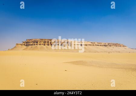 Wadi al Hitan, Faiyum, Egypt. Sandy desert and eroded cliffs. Stock Photo