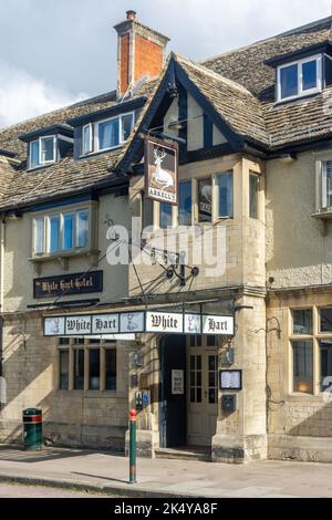 16th century The White Hart Hotel, High Street, Cricklade, Wiltshire, England, United Kingdom Stock Photo