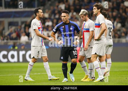 October 4, 2022, Milan, Lombardy, Italy: Italy, Milan, oct 4 2022: Sergio  Busquets, Lautaro Martinez (fc Inter striker), Sergi Roberto, Marcos Alonso  during soccer game FC INTER vs FC BARCELONA, UCL 2022-2023