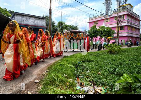 Kolkata, India. 04th Oct, 2022. Little girls seen heading towards the Pandal (Temporary place for worship) for the Kumari Puja Ritual during the Durga Puja. Kumari Puja is an Indian Hindu Tradition mainly celebrated during the Durga Puja according to the Hindu Calendar. The philosophical basis of Kumari Puja is to establish the value of women. Devotees believe it will overcome all barriers, dangers for the young girls in the coming future and also, they will be empowered to handle any stress and obstruction in their coming life. Credit: SOPA Images Limited/Alamy Live News Stock Photo