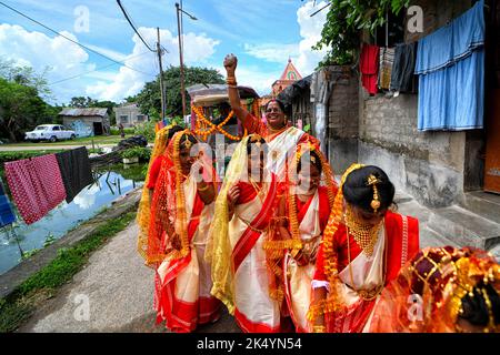 Kolkata, India. 04th Oct, 2022. Little girls seen heading towards the Pandal (Temporary place for worship) for the Kumari Puja Ritual during the Durga Puja. Kumari Puja is an Indian Hindu Tradition mainly celebrated during the Durga Puja according to the Hindu Calendar. The philosophical basis of Kumari Puja is to establish the value of women. Devotees believe it will overcome all barriers, dangers for the young girls in the coming future and also, they will be empowered to handle any stress and obstruction in their coming life. Credit: SOPA Images Limited/Alamy Live News Stock Photo