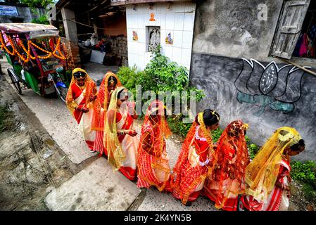 Kolkata, India. 04th Oct, 2022. Little girls seen heading towards the Pandal (Temporary place for worship) for the Kumari Puja Ritual during the Durga Puja. Kumari Puja is an Indian Hindu Tradition mainly celebrated during the Durga Puja according to the Hindu Calendar. The philosophical basis of Kumari Puja is to establish the value of women. Devotees believe it will overcome all barriers, dangers for the young girls in the coming future and also, they will be empowered to handle any stress and obstruction in their coming life. Credit: SOPA Images Limited/Alamy Live News Stock Photo