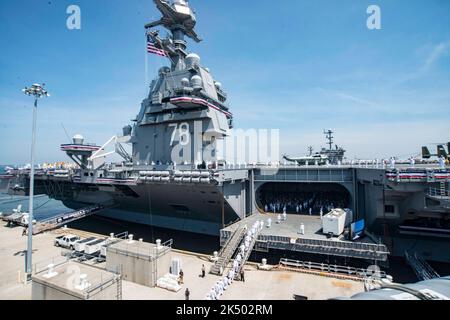 170722-N-WS581-072 NORFOLK (July 22, 2017) Sailors man the rails of the aircraft carrier USS Gerald R. Ford (CVN 78) during its commissioning ceremony at Naval Station Norfolk, Va. Ford is the lead ship of the Ford-class aircraft carriers, and the first new U.S. aircraft carrier designed in 40 years. (U.S. Navy photo by Mass Communication Specialist 2nd Class Andrew J. Sneeringer/Released) Stock Photo