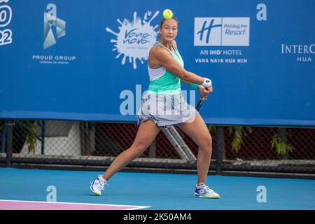 HUA HIN, THAILAND - OCTOBER 5:  Lesley Pattinama-Kerkhove from The Netherlands during the first round against Zongyu Li from China at the CAL-COMP & XYZPRINTING ITF WORLD TENNIS TOUR 2022 at TRUE ARENA HUA HIN on October 5, 2022 in HUA HIN, THAILAND (Photo by Peter van der Klooster/Alamy Live News) Stock Photo