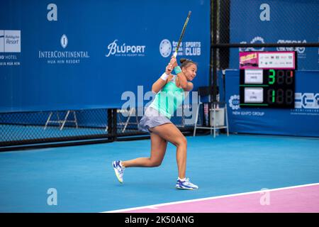 HUA HIN, THAILAND - OCTOBER 5:  Lesley Pattinama-Kerkhove from The Netherlands during the first round against Zongyu Li from China at the CAL-COMP & XYZPRINTING ITF WORLD TENNIS TOUR 2022 at TRUE ARENA HUA HIN on October 5, 2022 in HUA HIN, THAILAND (Photo by Peter van der Klooster/Alamy Live News) Stock Photo