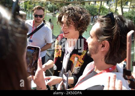 Venice, Italy. 02nd Sep, 2022. VENICE, ITALY - SEPTEMBER 02: Timothee Chalamet is seen during the 79th Venice International Film Festival on September 02, 2022 in Venice, Italy. Credit: dpa/Alamy Live News Stock Photo
